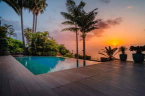 Villa de lujo con piscina y vistas al mar